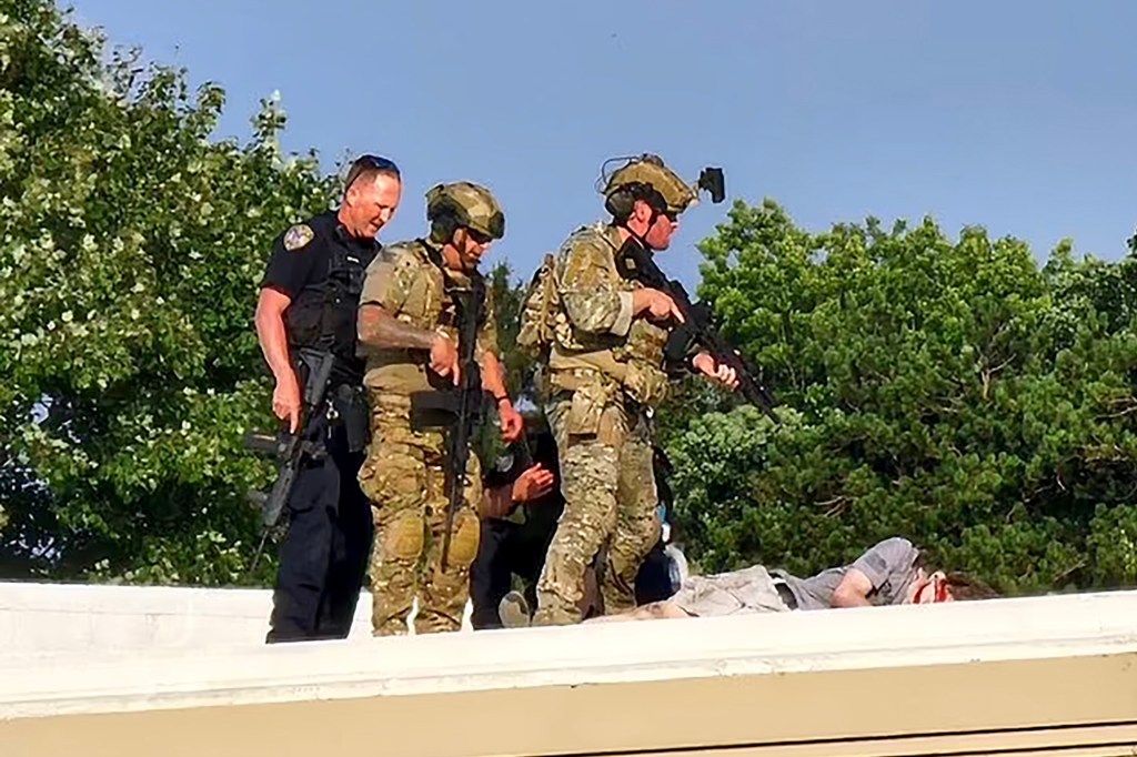 officers-stand-body-shooter-thomas-85439904_c39eaf