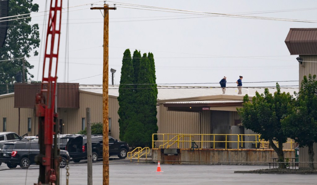two-fbi-investigators-scan-roof-85466067