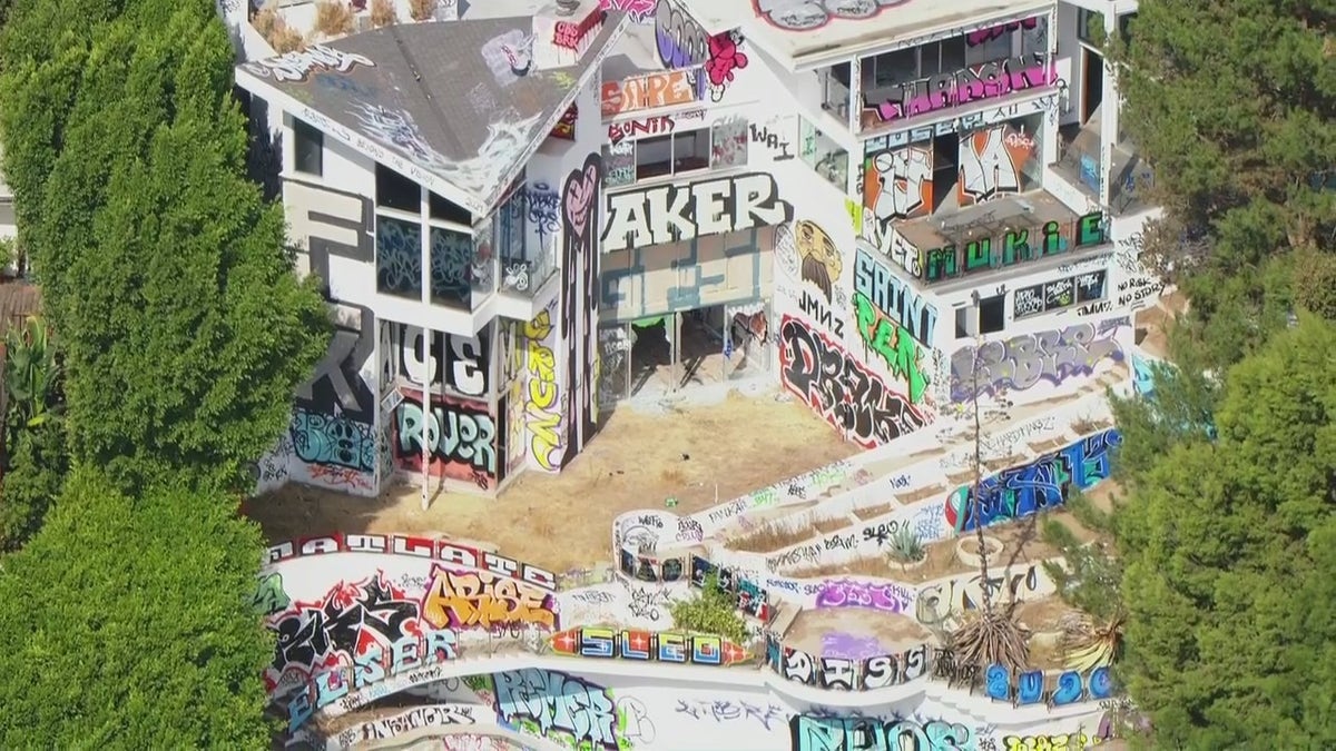 Hollywood-Hills-Squatter-Graffiti