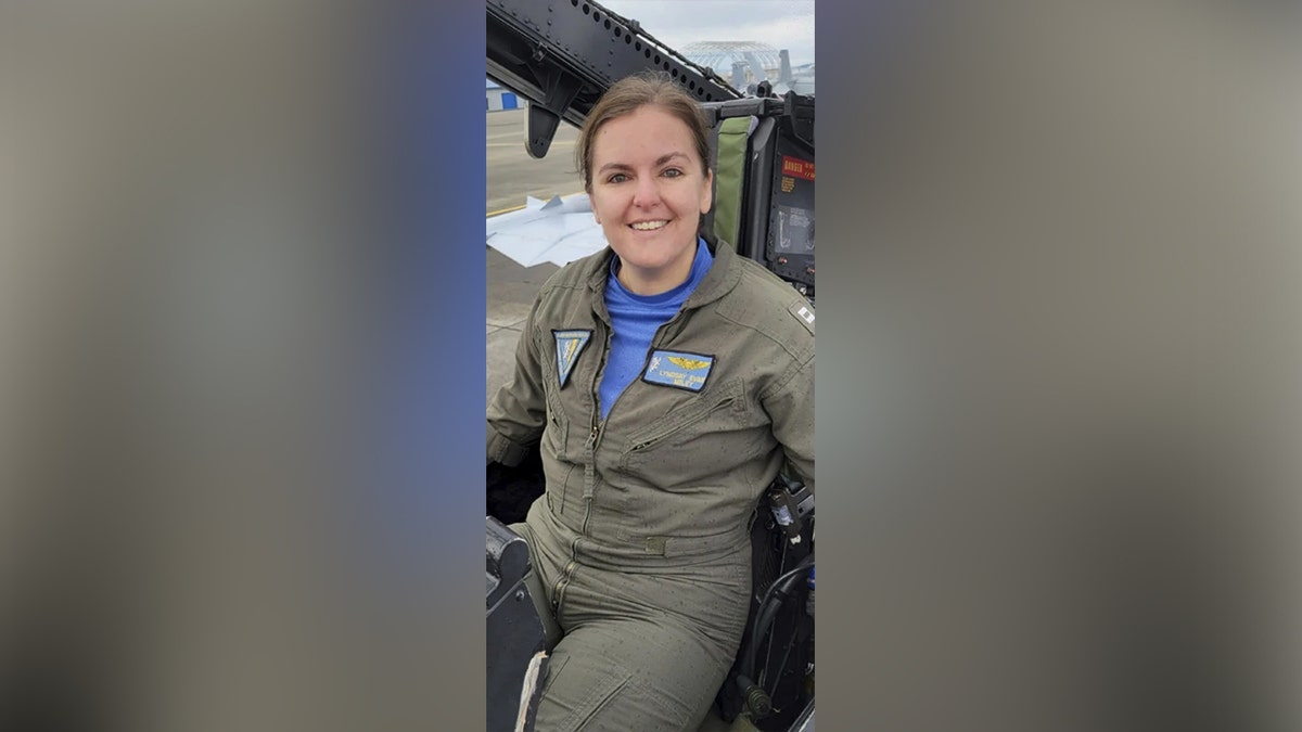 us-navy-lt-commander-lyndsay-evans us-navy-lt-commander-lyndsay-evans