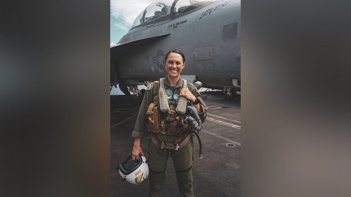 us-navy-lt-serena-wileman us-navy-lt-serena-wileman