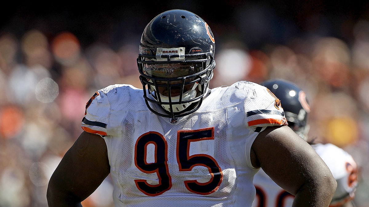 anthony-adams-bears-lions-looks-on