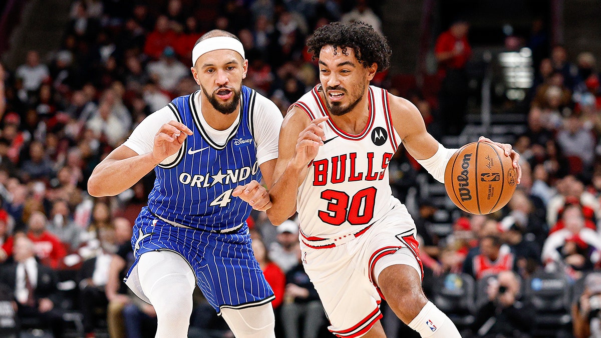 jalen-suggs-guards-bulls-guard