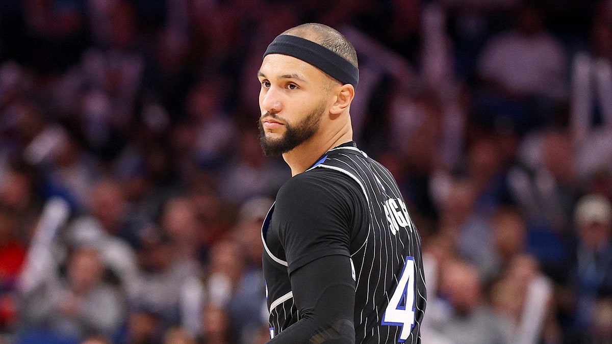 jalen-suggs-looks-on-magic