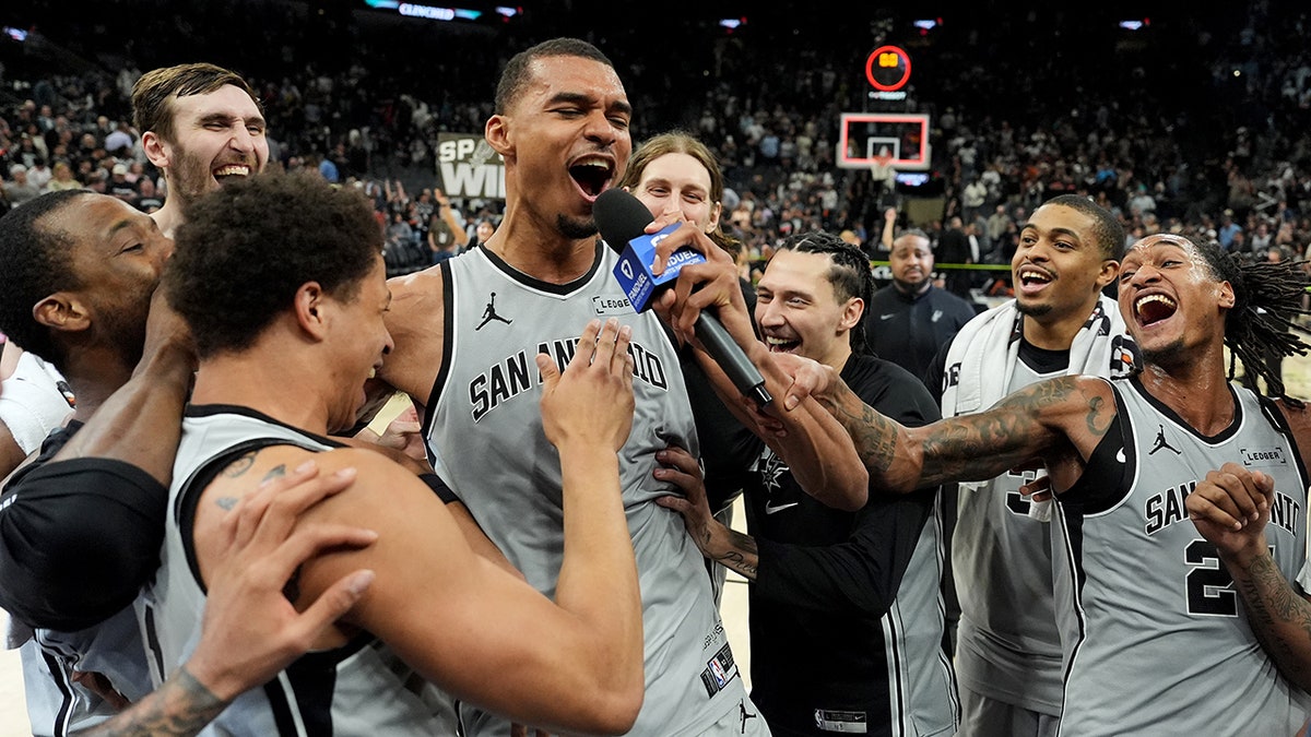 victor-wembanyama-spurs-yells-microphone-suns victor-wembanyama-spurs-yells-microphone-suns